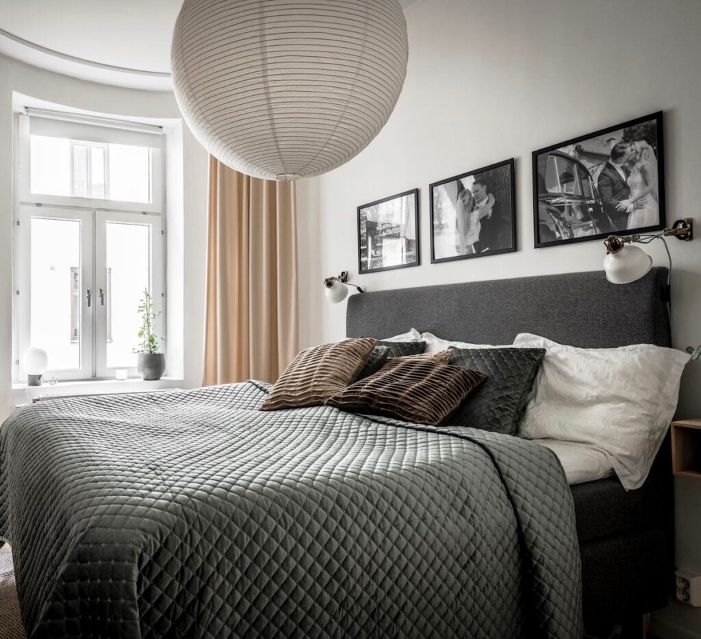 chambre tête de lit molletonnée cadre photos de mariage noir et blanc