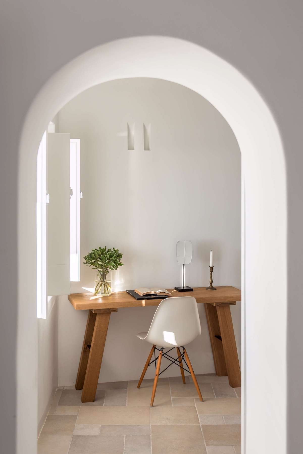 chaise plastique Charles et Ray Eames coin bureau télétravail