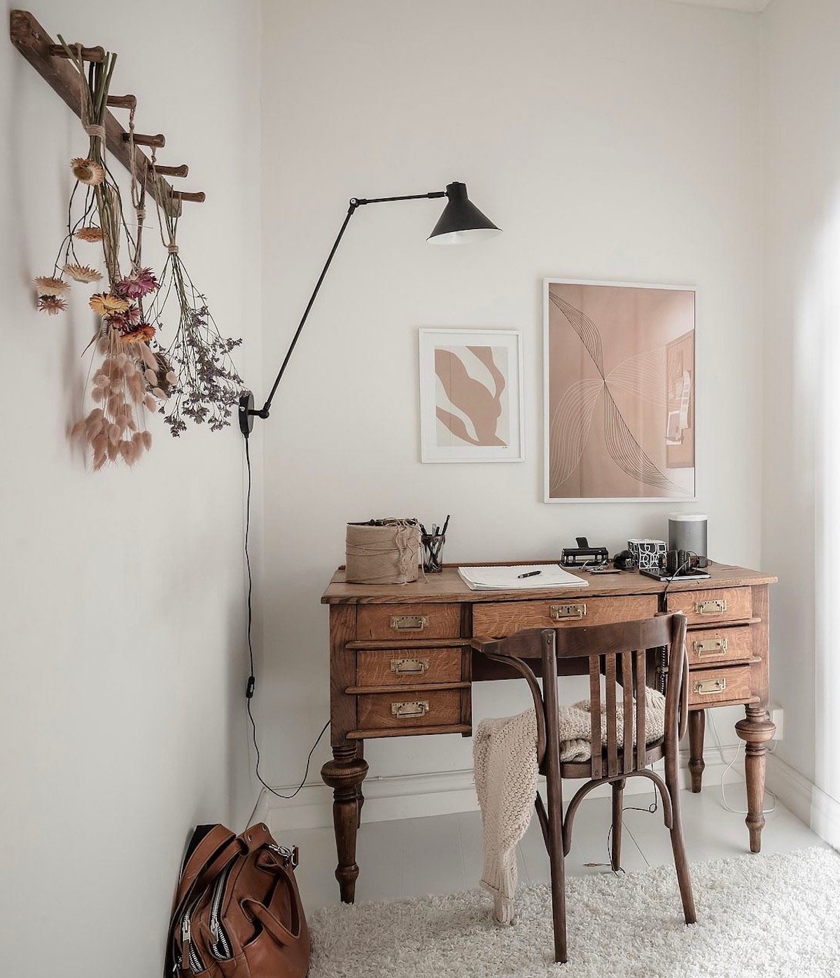 coin bureau salon blanc tapis moumoutte vieux meuble écolier vintage fleur séchée suspendue