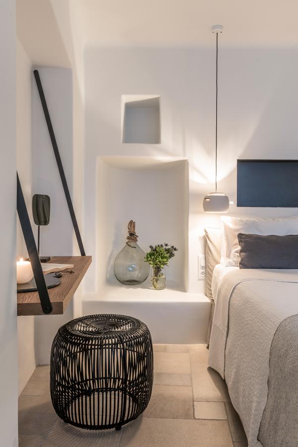 coin bureau suspendu chambre table de nuit niche dans mur vase dame jeanne