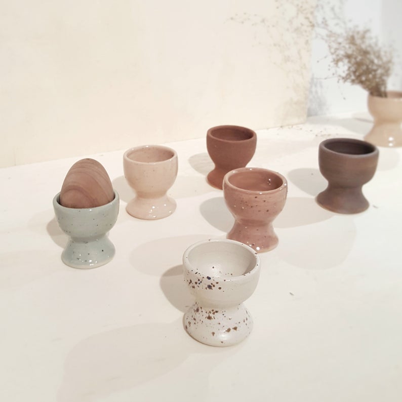 coquetier à pied tacheté fait main artisanal ton pastel vert blanc rose