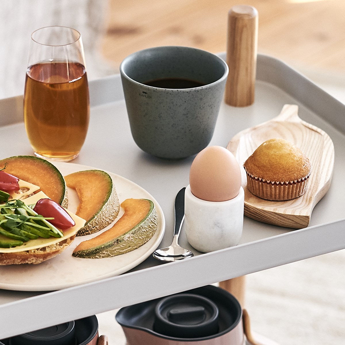 coquetier original effet marbre blanc allure scandinave planche en bois