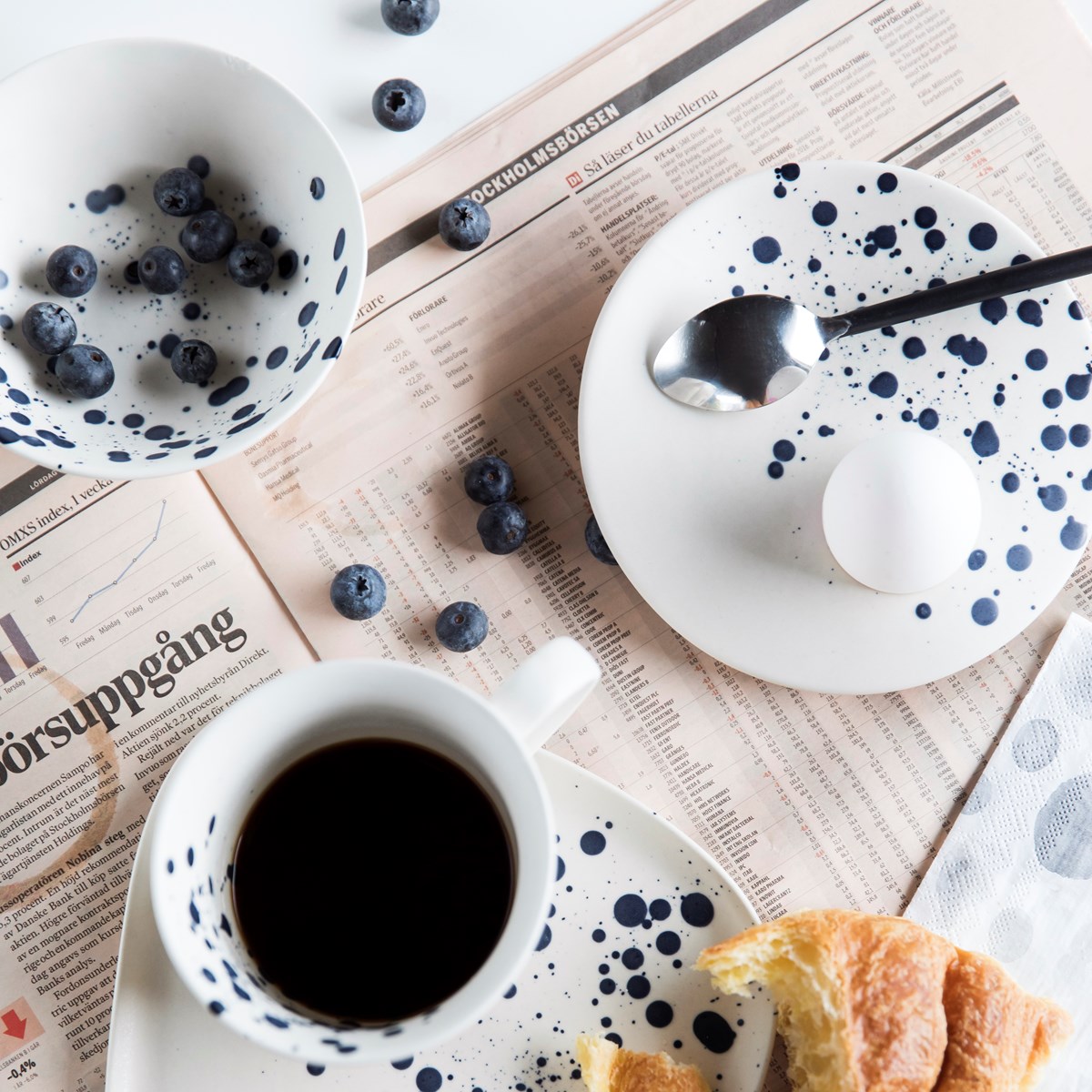 coquetier original support rond blanc tache bleu marine déco scandinave nordique