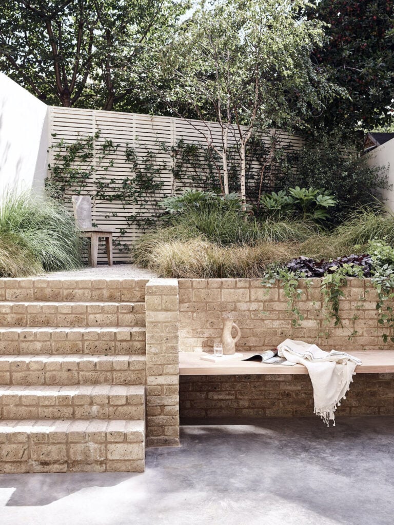 cour intérieure terrasse béton ciré dalle pierre beige