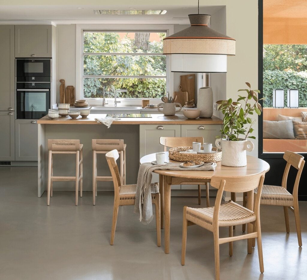 cuisine décoration campagne chic beige vert kaki cannage maison vacances Barcelone