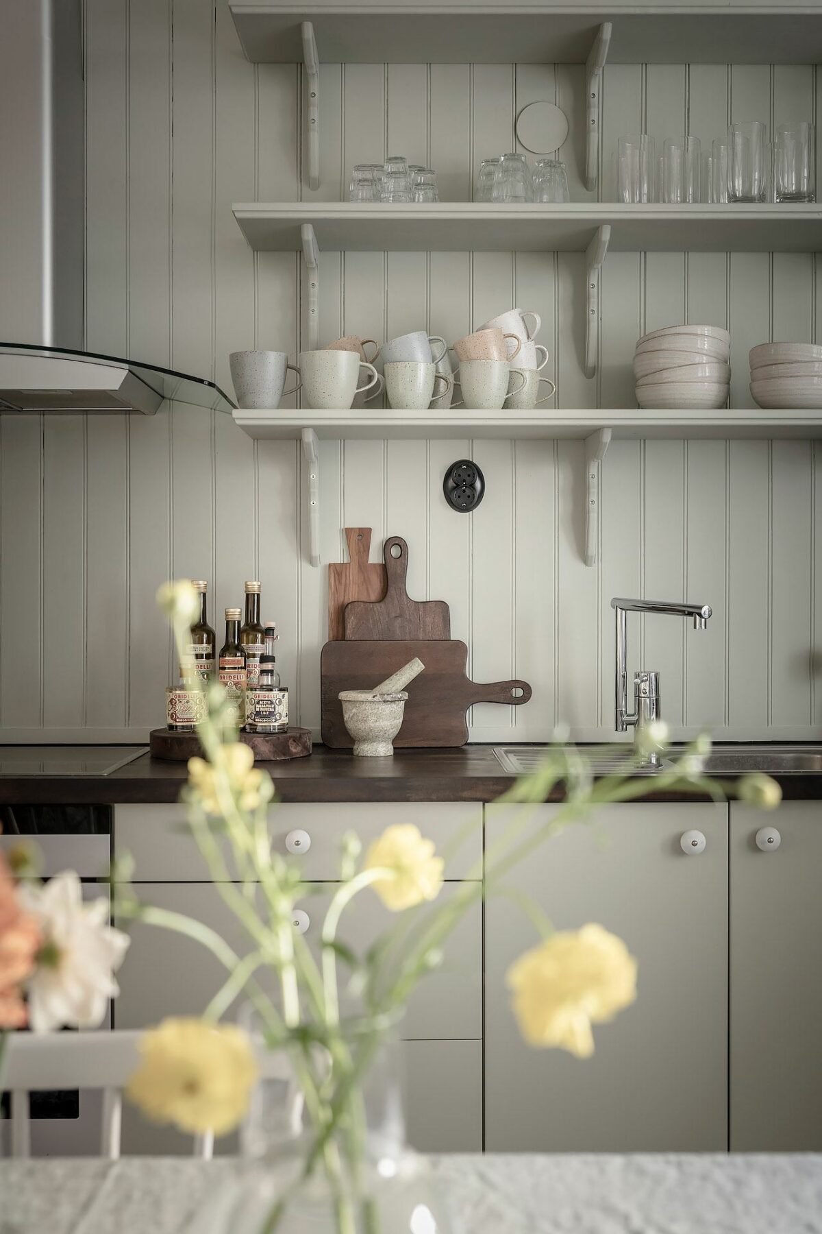 cuisine décoration vintage style campagne vert amande étagère ouverte