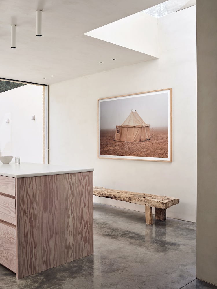 cuisine galerie ilot central marbre dekton bois banc nature