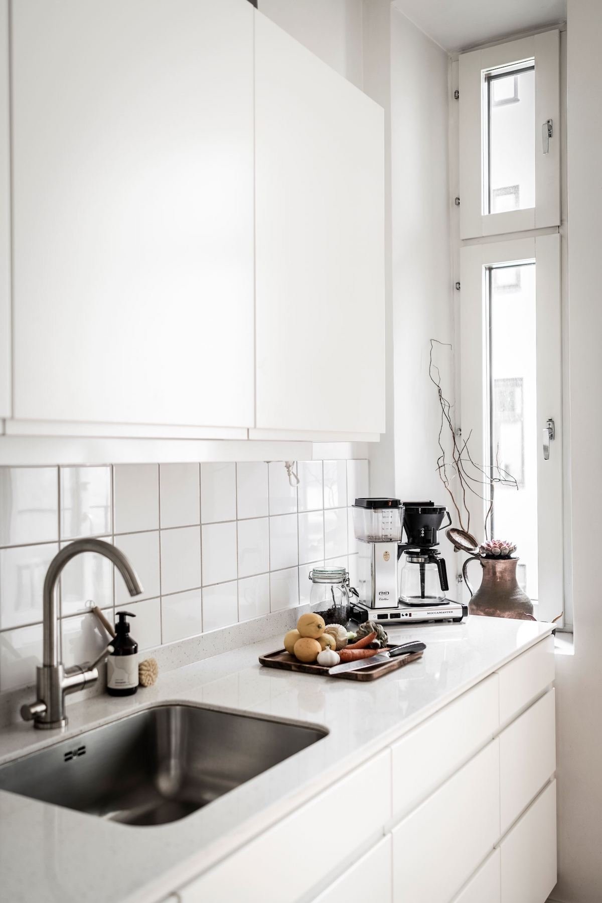 cuisine immaculé blanc plan de travail korian mouchetté marbre meuble poignée invisible