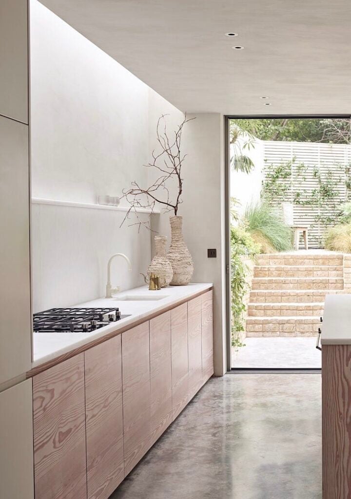 cuisine longueur sol brut béton meuble bois plan de travail marbre cosentino