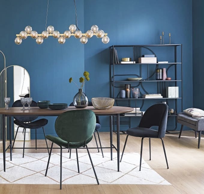 déco salle à manger sobre moderne sol parquet mur bleu canard chaise velours tapis berbère