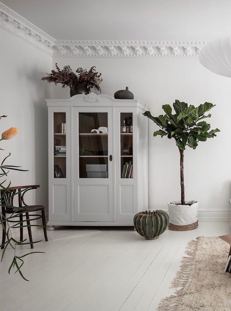 déco salon blanc parquet blanchi moulure vaisselier chiné