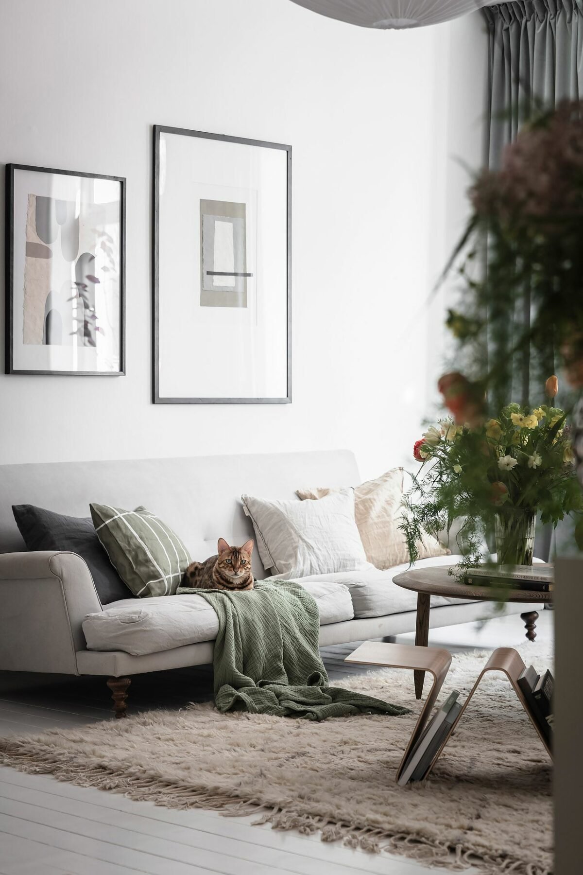 décoration intérieur blanche grise clair salon canapé plaid coussin rayé carreaux kaki