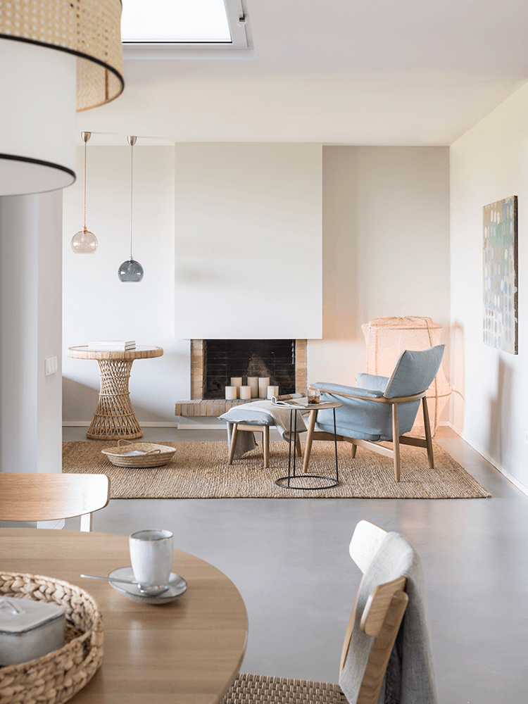 décoration style bord de mer fauteuil table ronde rotin cheminée briques