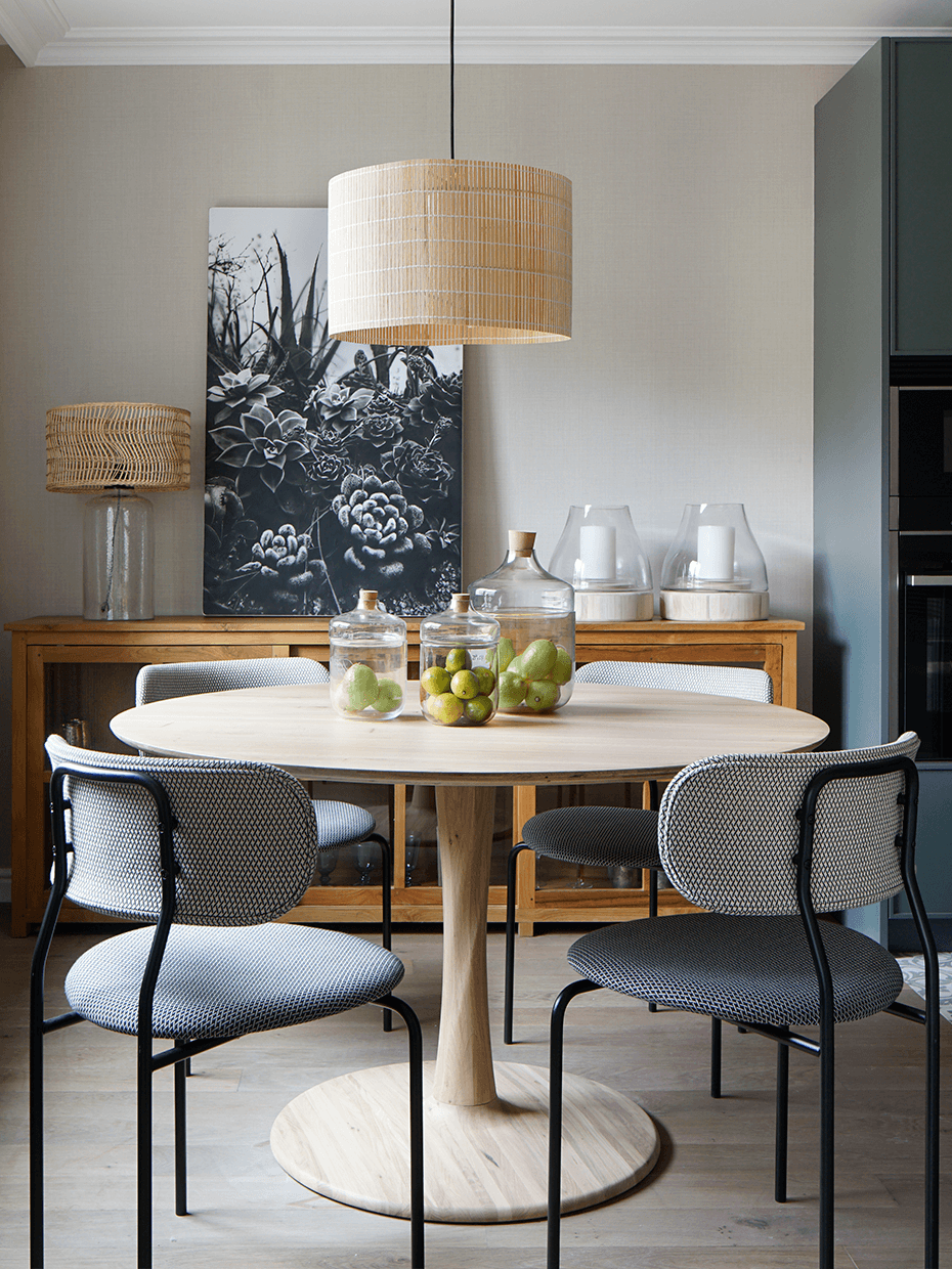 esapce repas cuisine ouverte table ronde chaise rétro tissu pois relief pied structure métal noir