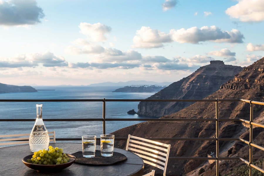 falaise terrasse mer Égée Porto Fira Suites hotel luxe Santorin