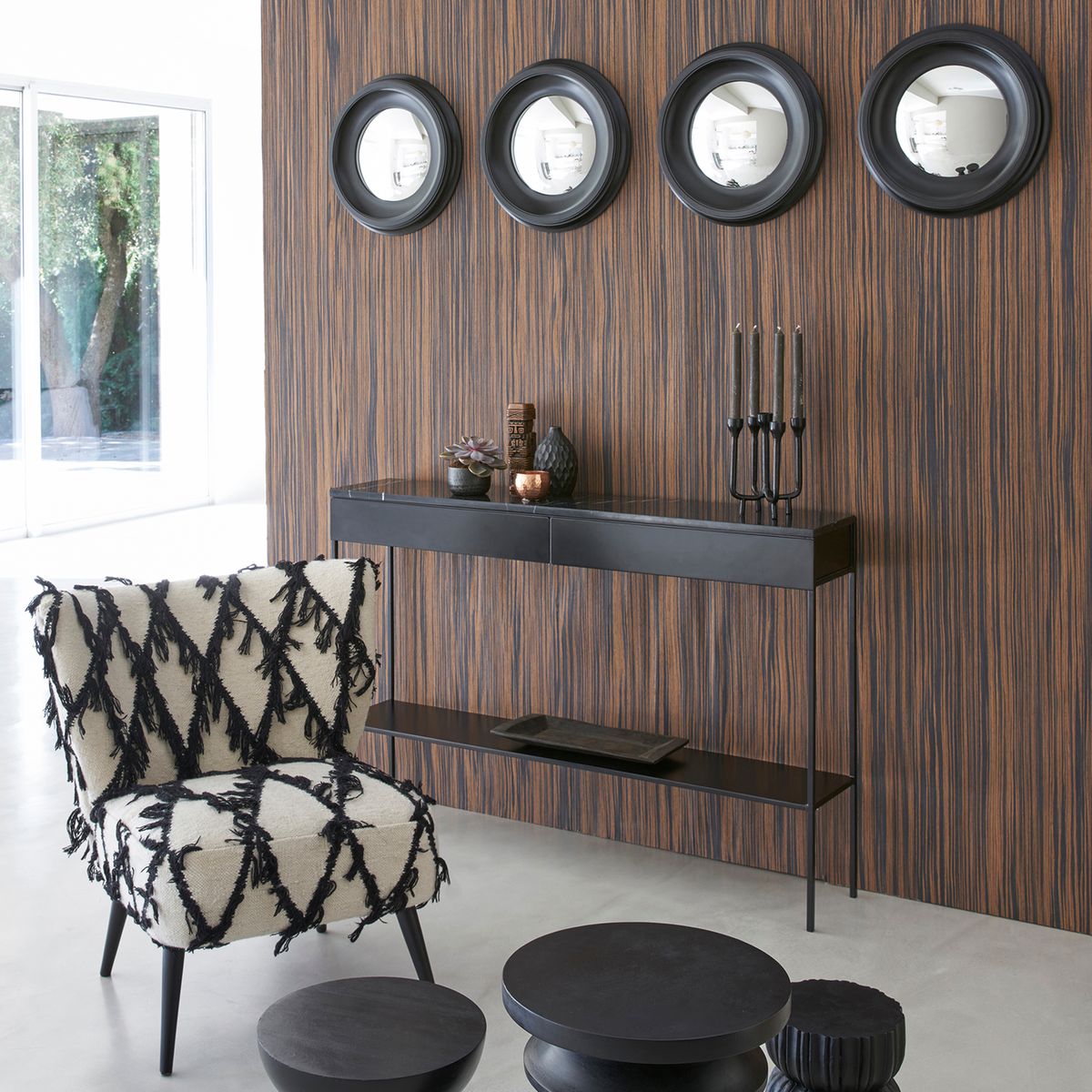 fauteuil laine motif kilim bohème frange noir écru salon mur acajou