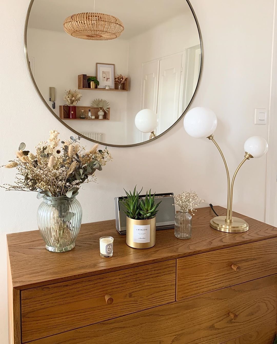 homebyauriane comment aménager petite entrée commode lampe dorée boule verre fumé