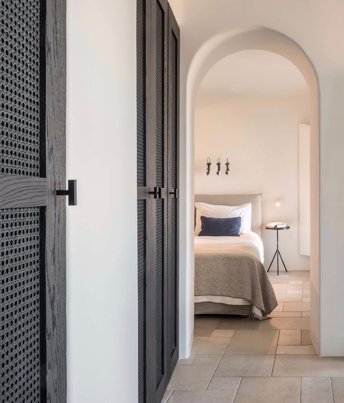 hotel troglodyte santorin placard porte cannage noir alcove maison blanche