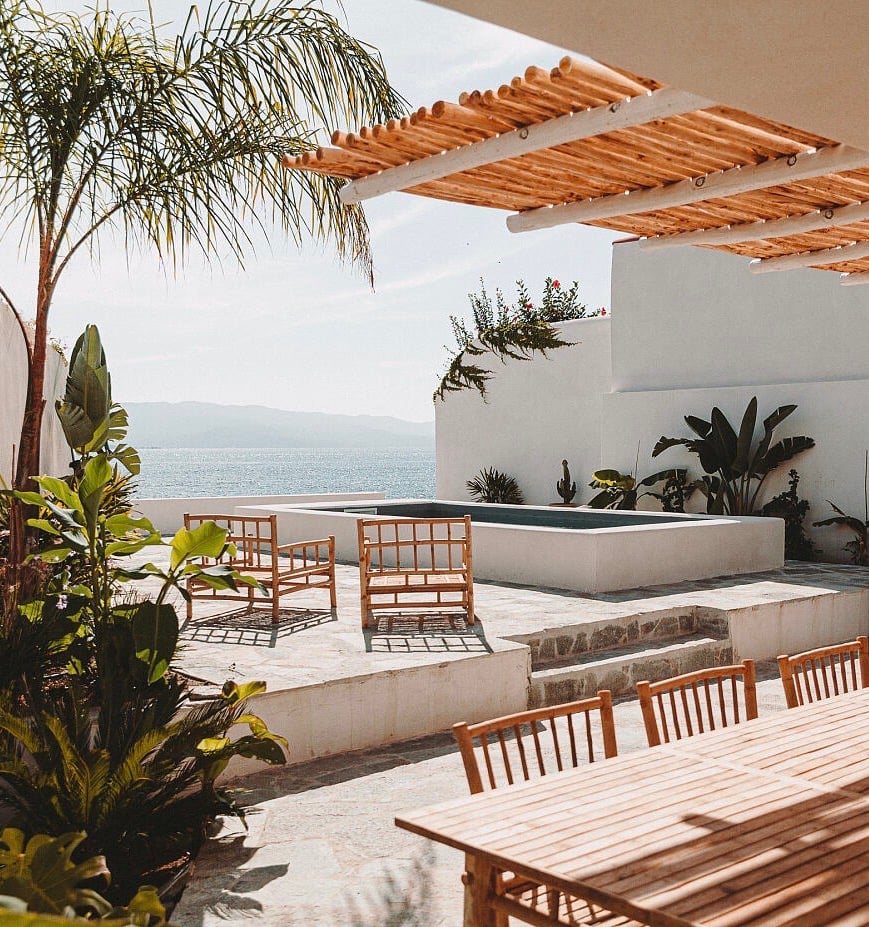 louer villa Corse Ajaccio piscine bord de mer table rotin bambou jardin terrasse