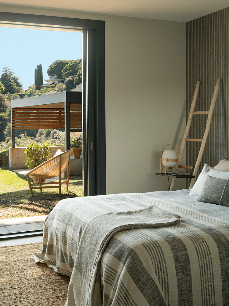 maison en pleine nature chambre table chevet diy échelle bois vintage