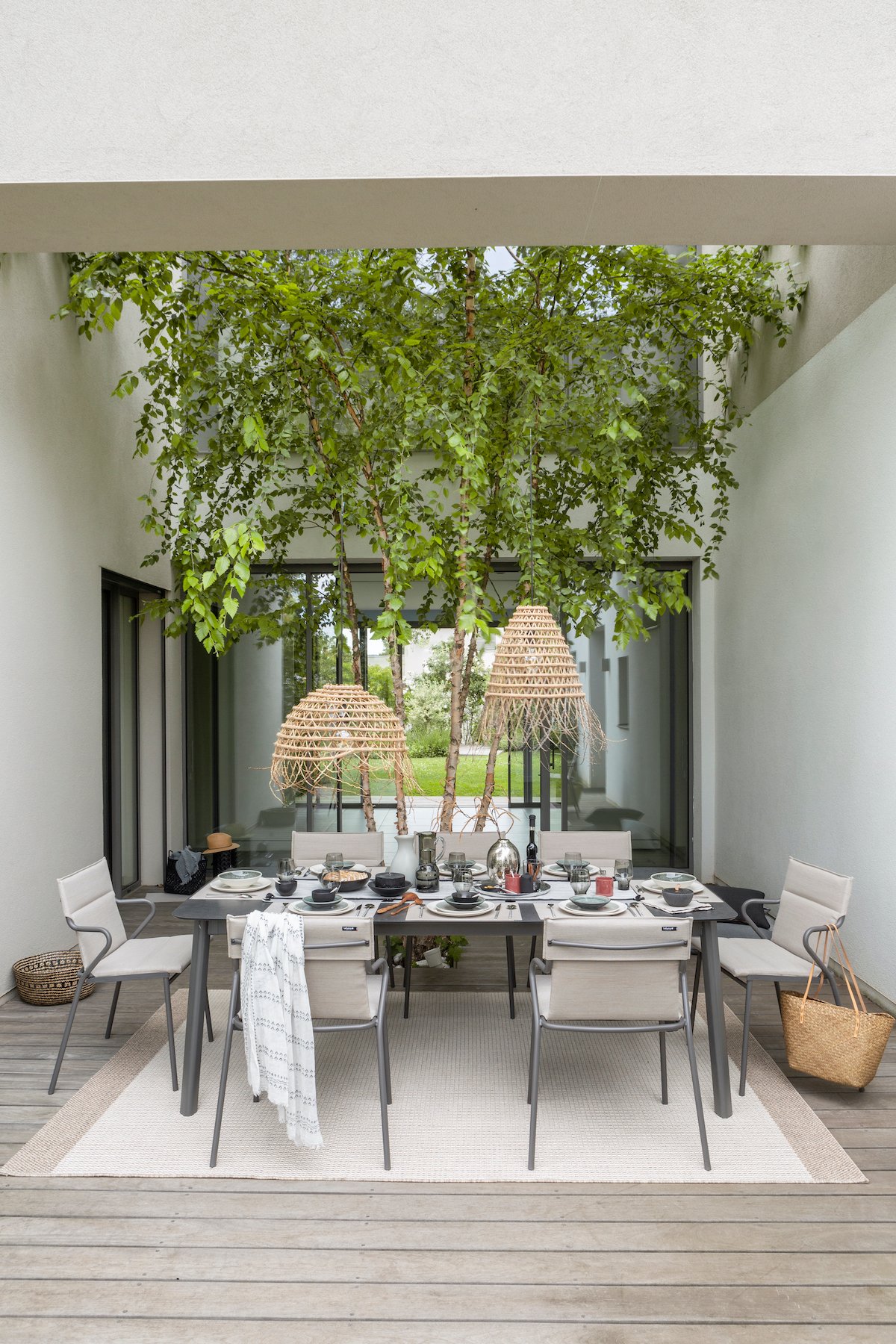 patio cour intérieure maison table extérieur grise chaise fauteuil beige empilable