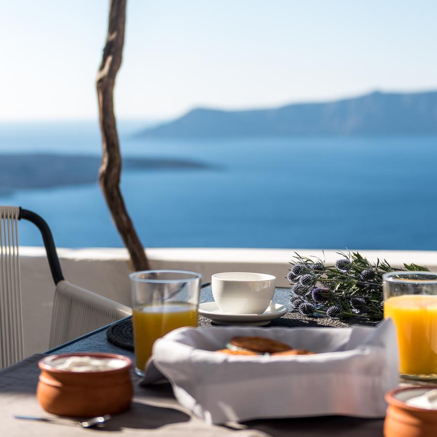 Porto Fira Suites petit-déjeuner avec vue bouquet de chardon jus d'orange