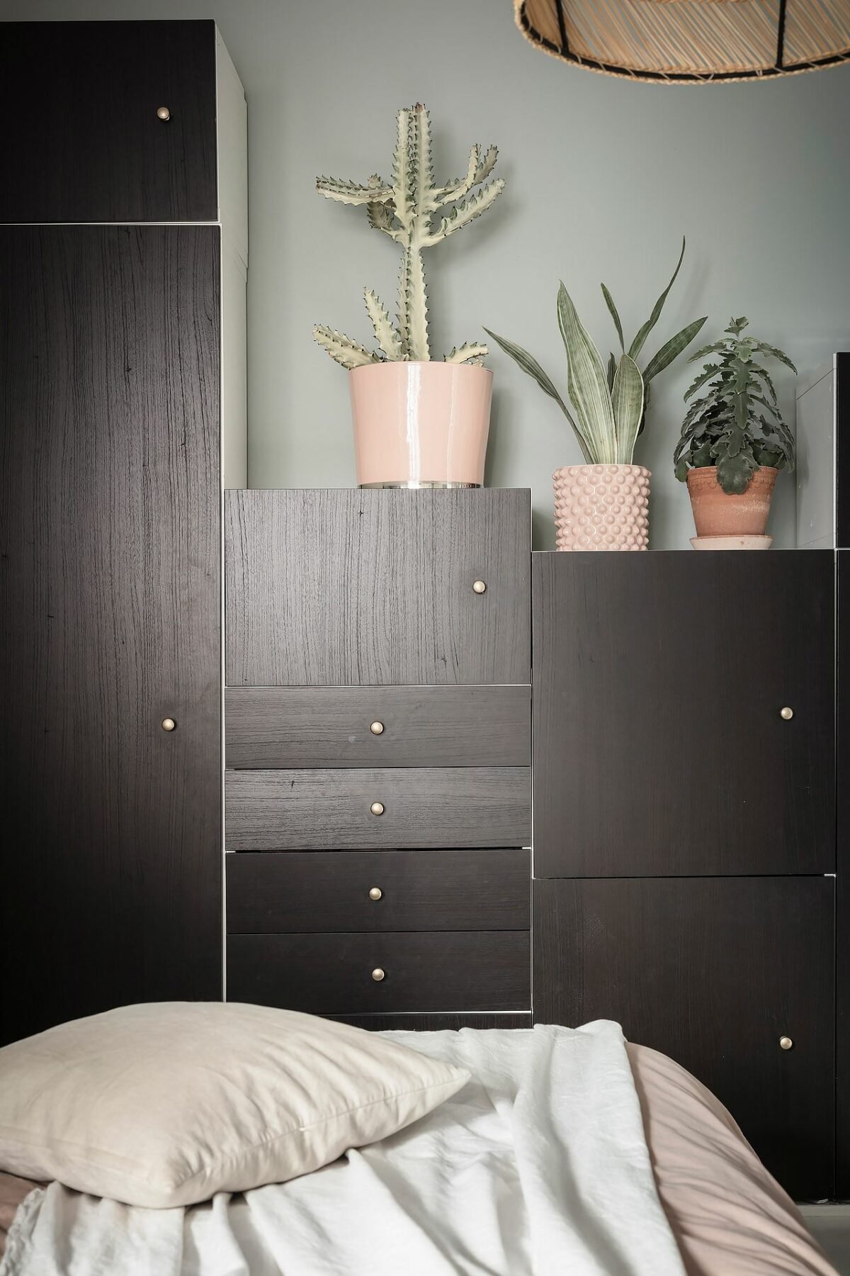 placard dressing escalier noir blanc rangement - blog déco - clemaroundthecorner