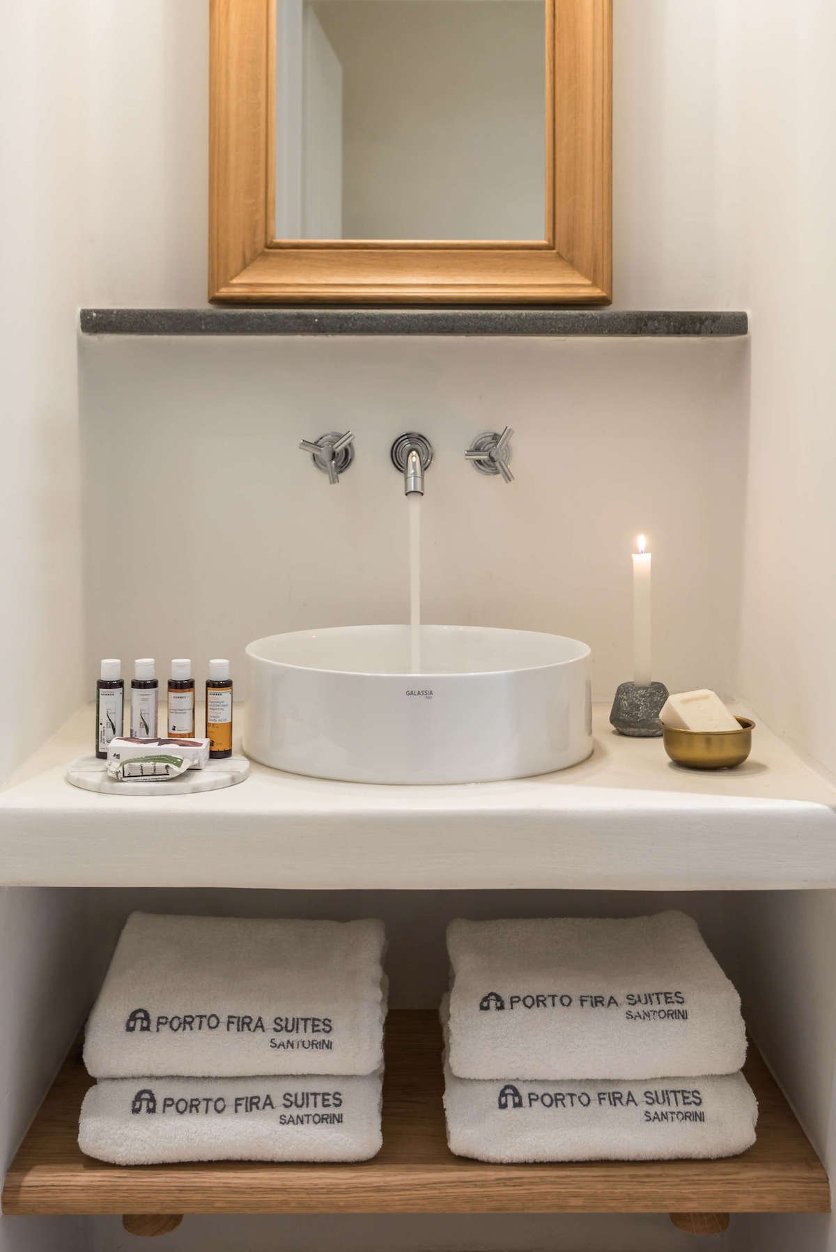 porto fira suites chambre hotel Santorin design hygge - blog décoration - clem around the corner