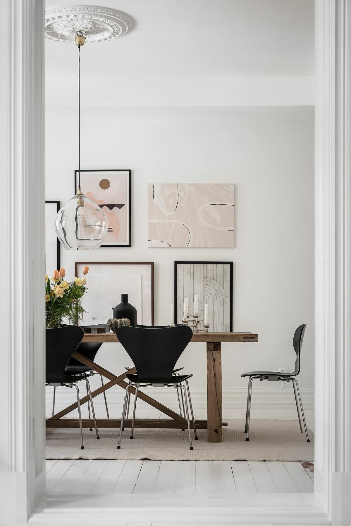 salle à manger séjour tout blanc décoration table campagne mur de cadre arty