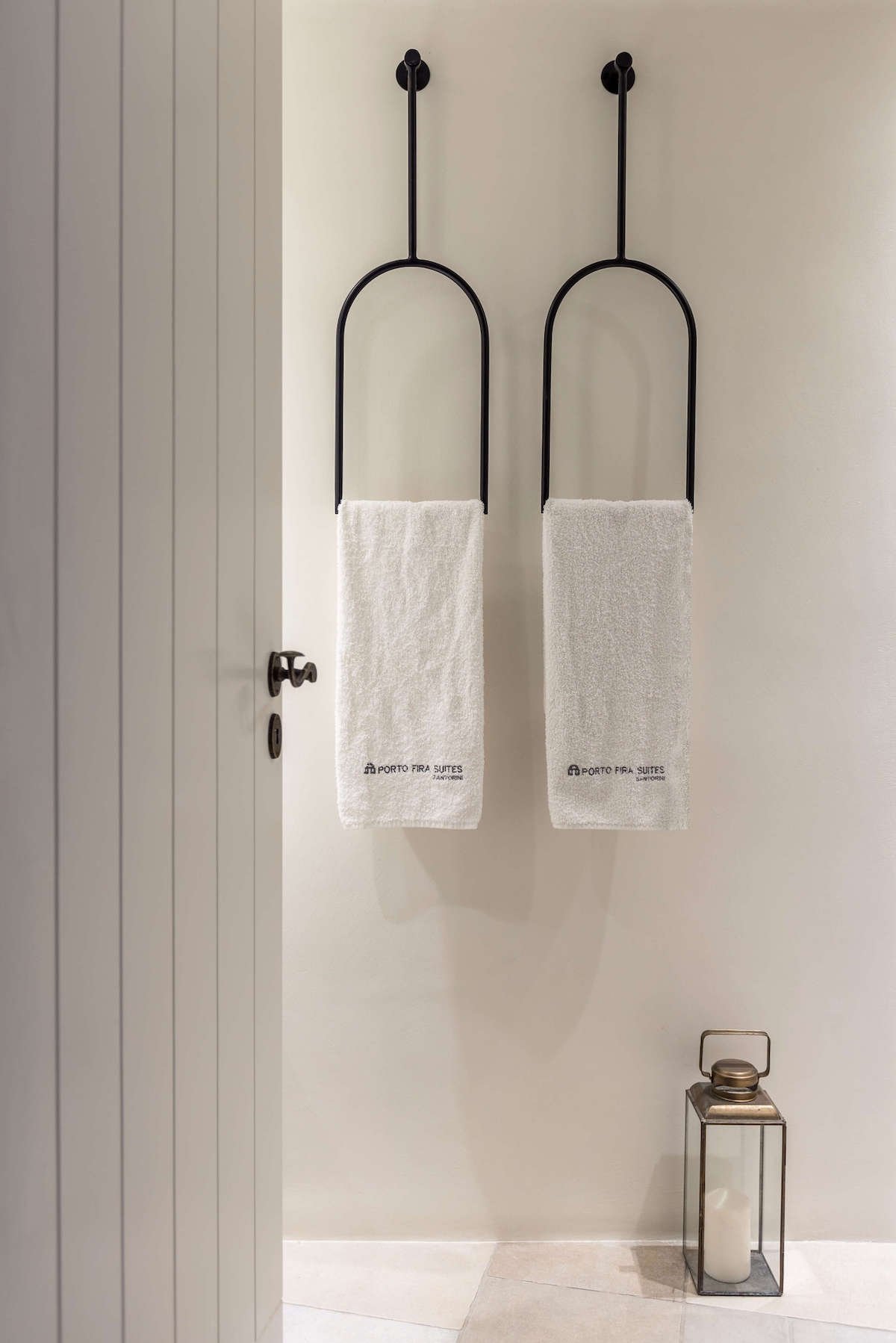 salle de bain blanche noir mat porte-serviette suspendu lanterne