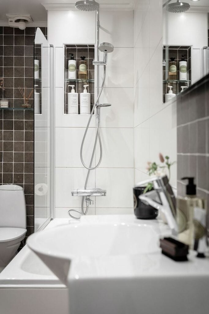 salle de bain salon blanc et noir baignoire