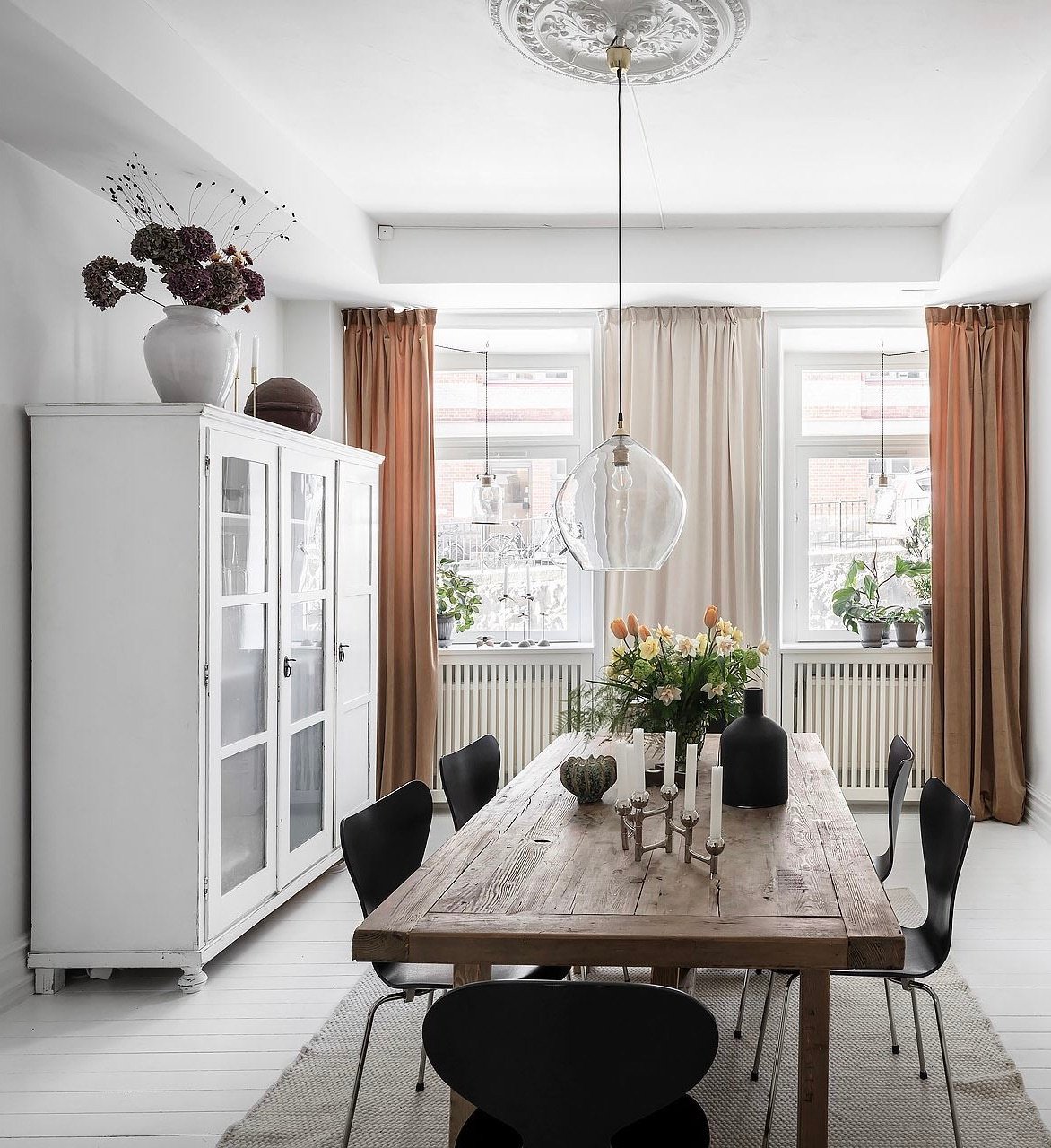 salon blanc parquet repeint armoire parisienne chaise fourmi