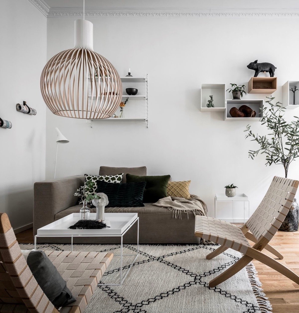 salon scandinave fauteuil bois corde étagère string suspension secto lampadaire louis poulsen