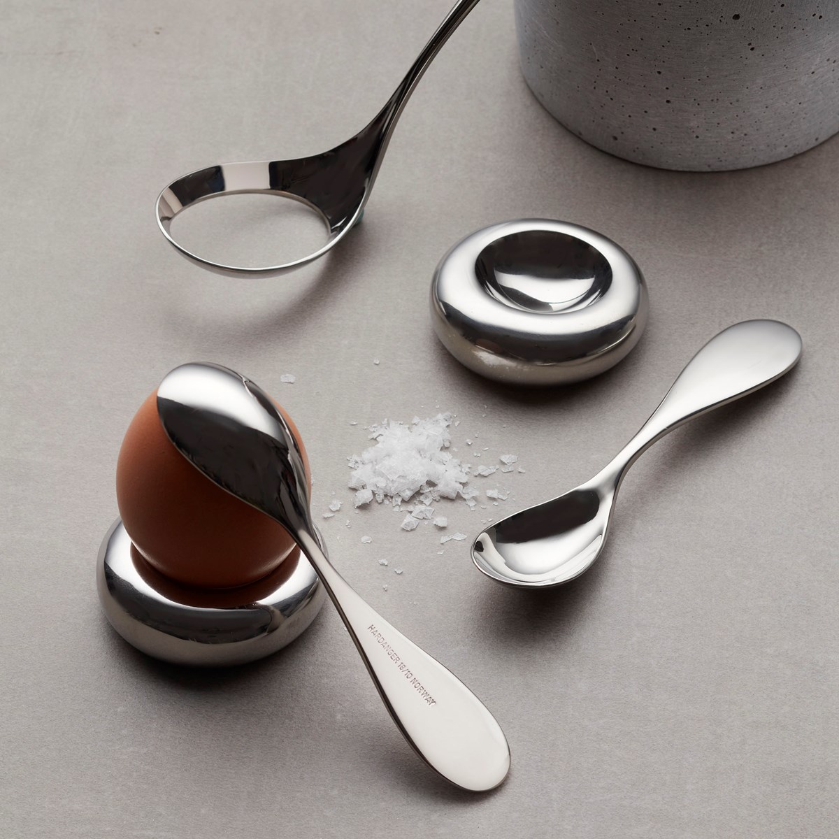 soucoupe ronde plate acier argenté oeuf déco sobre élégante blog déco intérieure