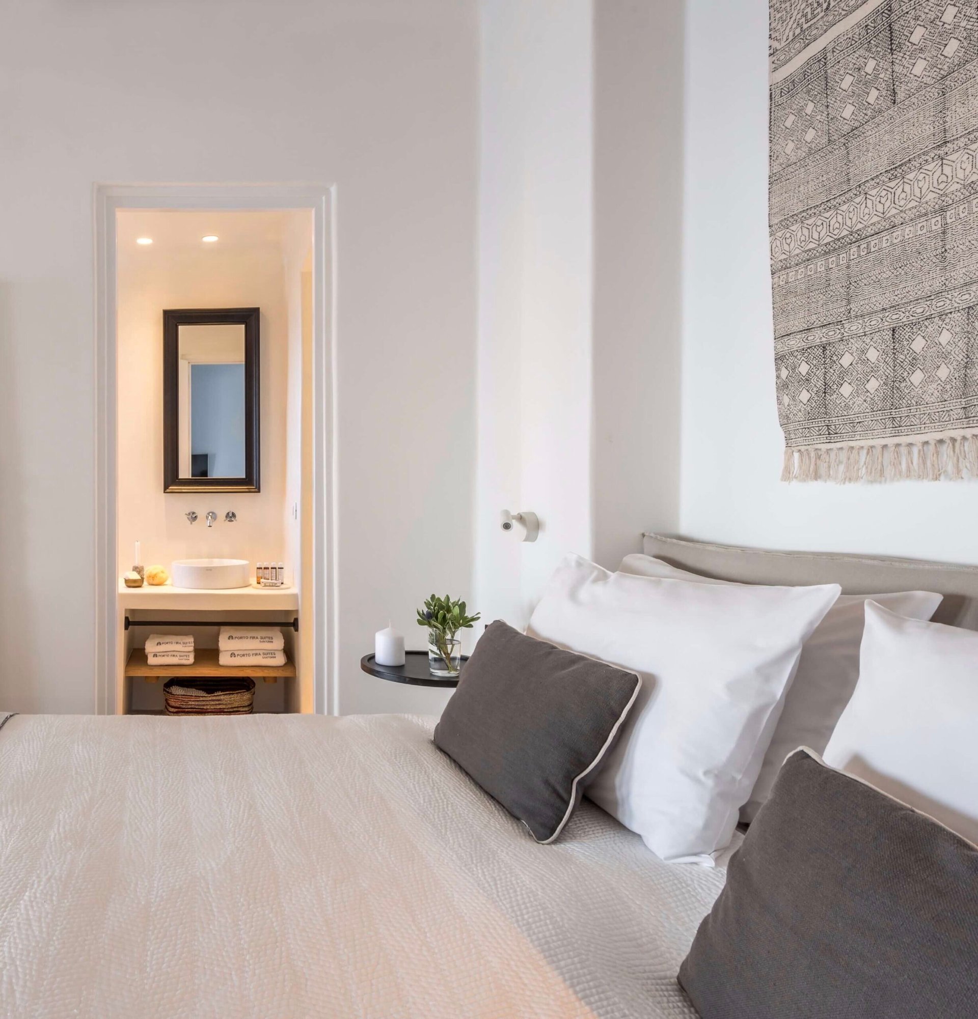 suite parentale chambre style méditerranéen tête de lit tapis suspendu mural