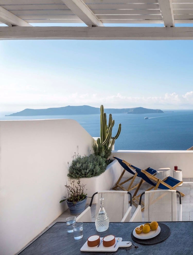 terrasse Méditerranée face à la mer Égée transat bleu mer