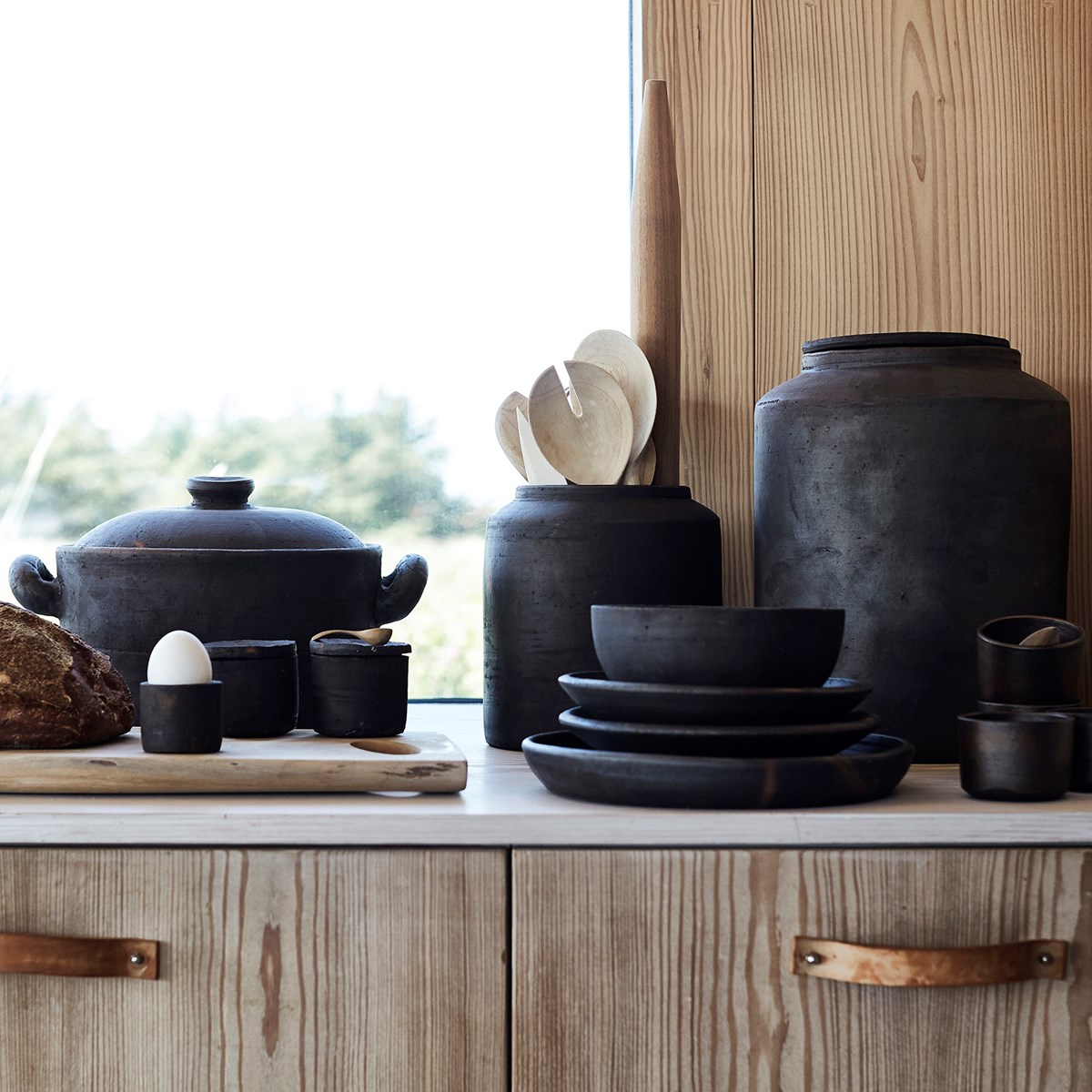 ustensile cuisine terre cuite marron foncé rustique cuillère en bois