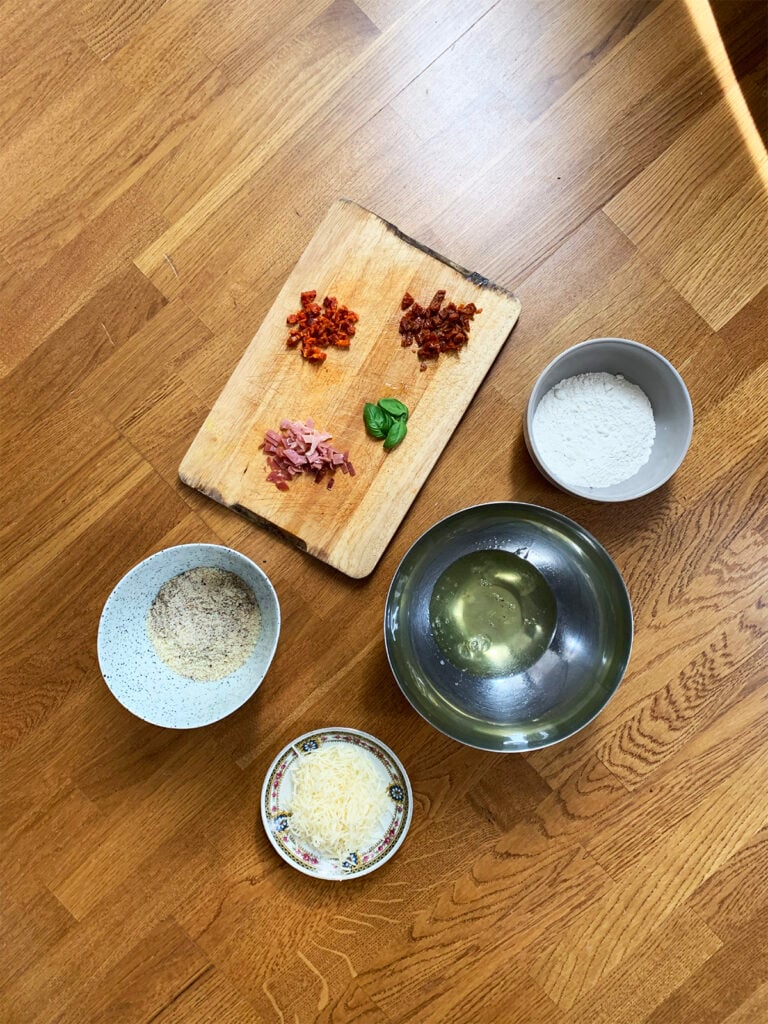 recette financier salé gruyère parmesan jambon Serano chorizo tomates séchées feuilles basilic frais