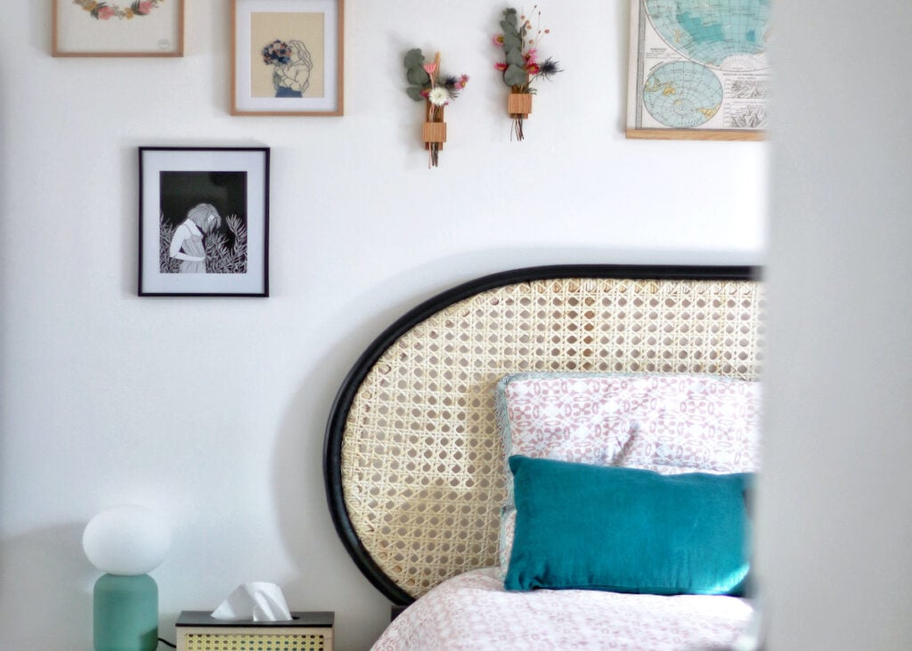 appartement duplex chambre vintage lit cannage déco murale tableau fleurs séchées