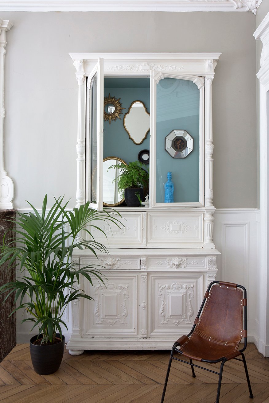 armoire parisienne style henri ii blanche moulure boiserie vitrine - blog brocante clem around the corner