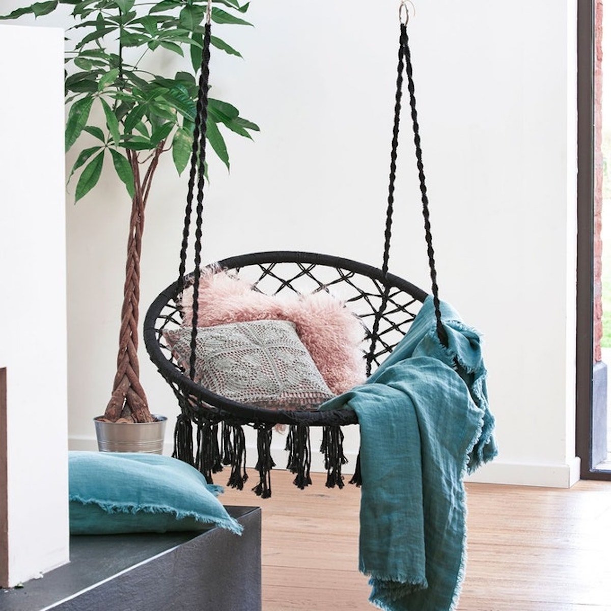 chaise hamac tressé noir pompon intérieur bohème - blog déco - clematc