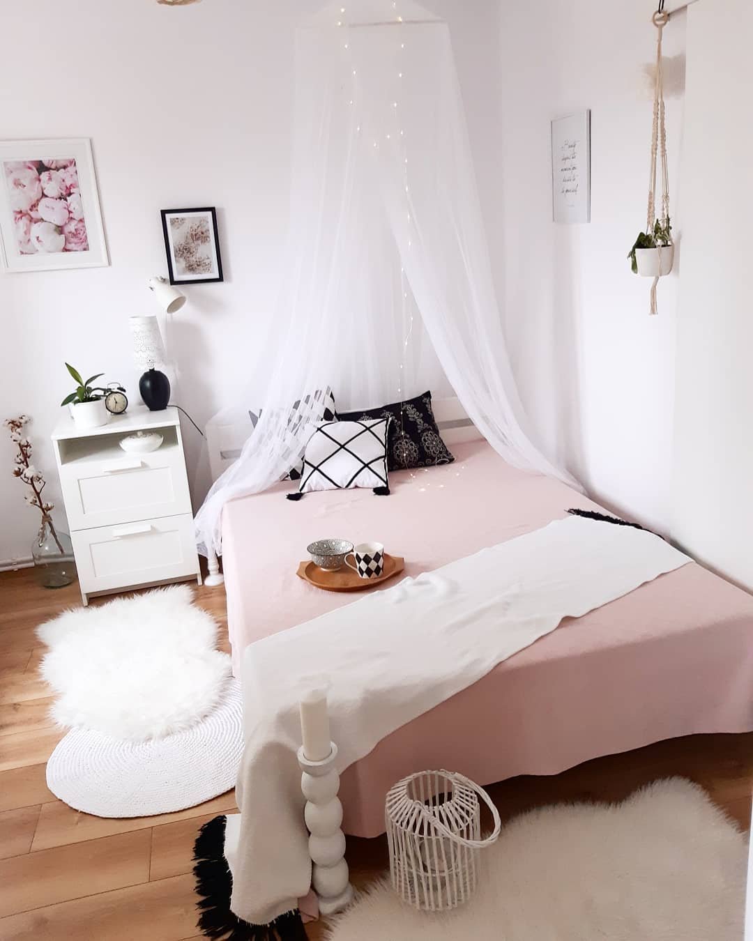 chambre blanche rose coussin scandi bohème pompon noir blanc