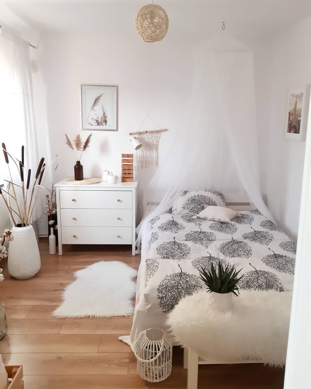 chambre scandi boho Hongrie Laure Dekor tapis mouton ciel de lit voilage