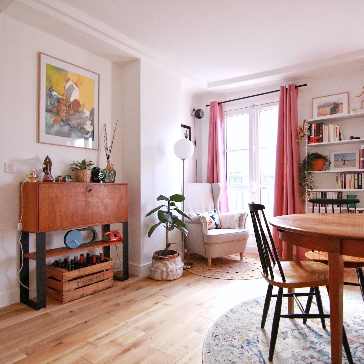 coin bar salon rétro duplex parisien tapis rond vintage délavé