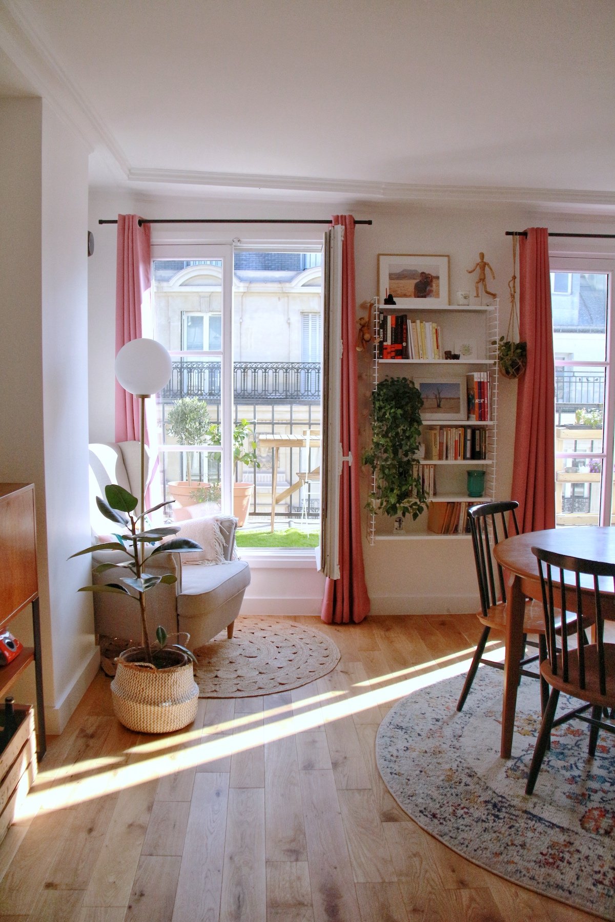 coin lecture salon fauteuil blanc vintage tapis rond fibres naturelles