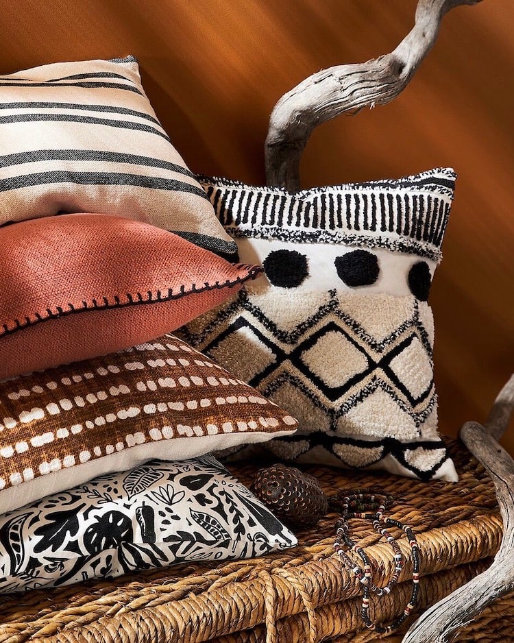 coussin décoration bohème ocre jaune orange noir blanc motif berbère punch needle