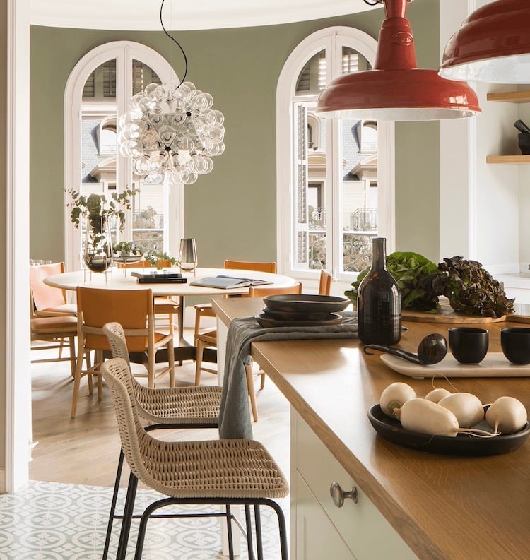 cuisine campagne ilot centrale semi-ouverte salon lampe industrielle rouge métal