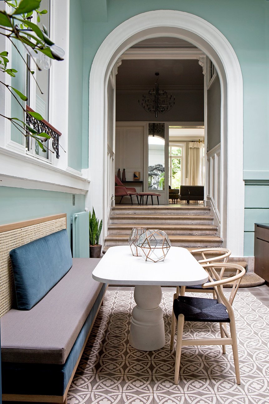 cuisine mur vert menthe pastel salle à manger banc banquette cannage carreaux ciment