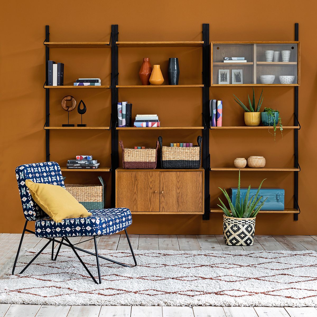 décoration mur orange ocre ethnique chic motif biblothèque espace cosy salon