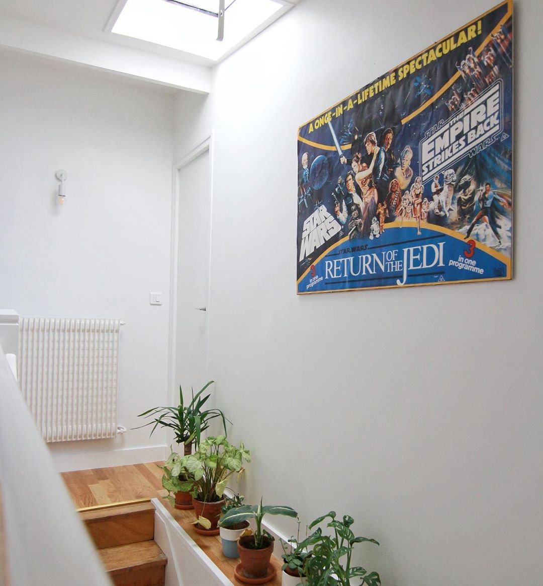 escalier déco minimaliste épurée blanc plantes vertes affiche murale